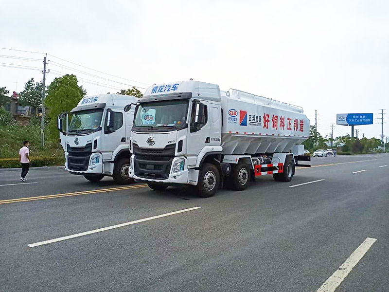 國六柳汽乘龍小三軸散裝飼料運輸車