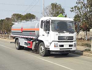 球盟会APP手机登录威牌CLW5181GYYD6型運油車